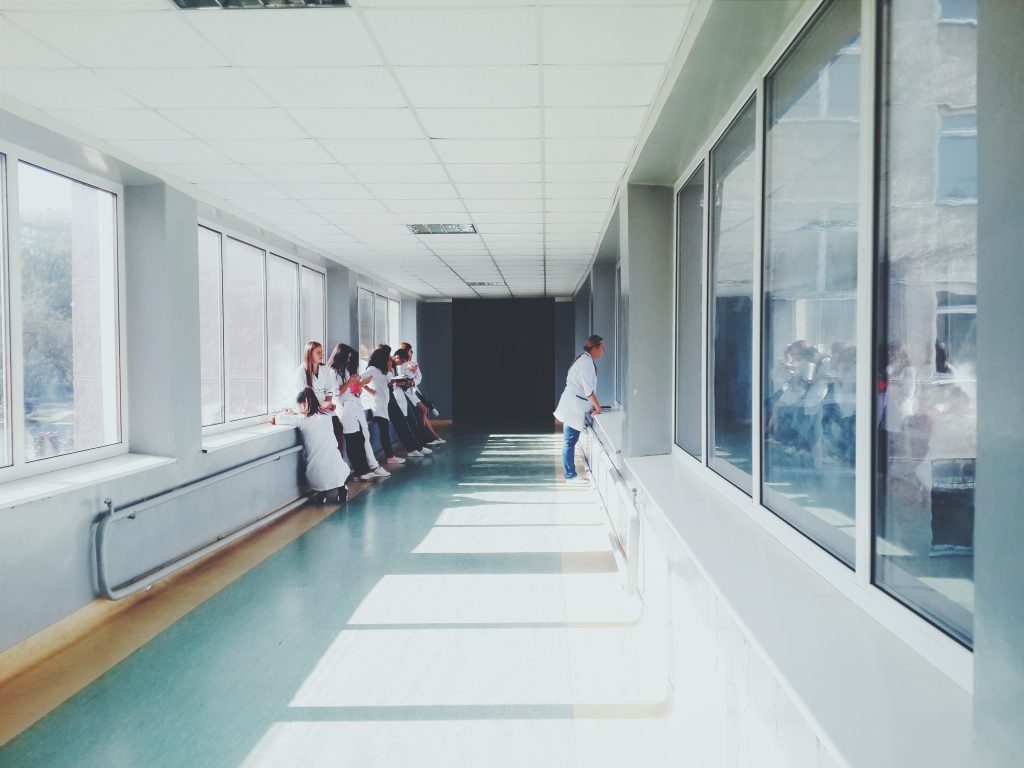 Szpitalne systemy przywoławcze – zwiększ komfort pacjenta